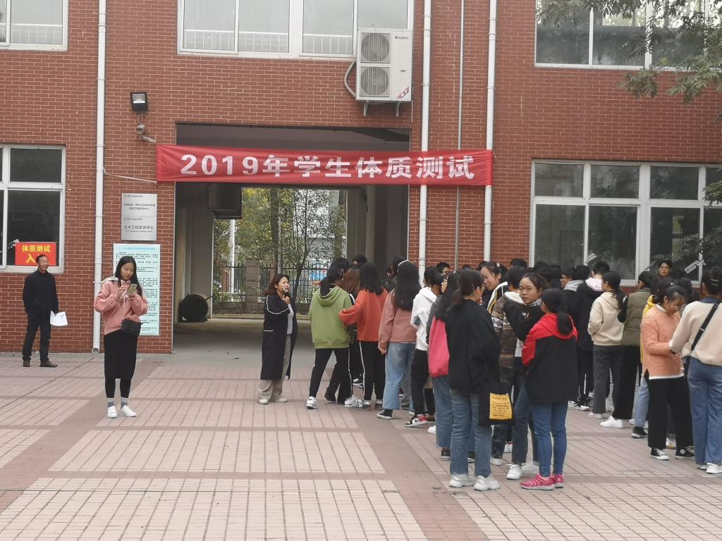 集合学生等待检录