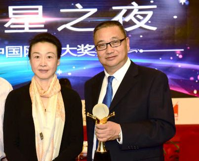 国家体育总局网球运动管理中心管中心主任李玲蔚为我校yl23411永利官网登录院长冯明新颁奖